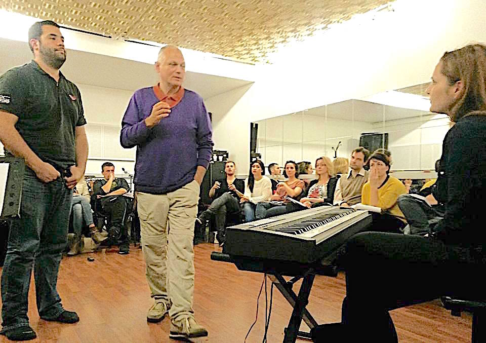 Un cours avec Richard Cross, un stagiaire et un chanteur-cobaye
